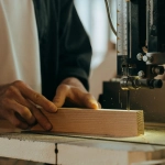 Деревянные игровые механизмы и традиционные столярные инструменты