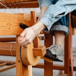 Деревянный игровой автомат ручной работы в мастерской столяра