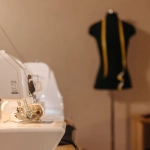 Мастер создает деревянный игровой автомат в столярной мастерской