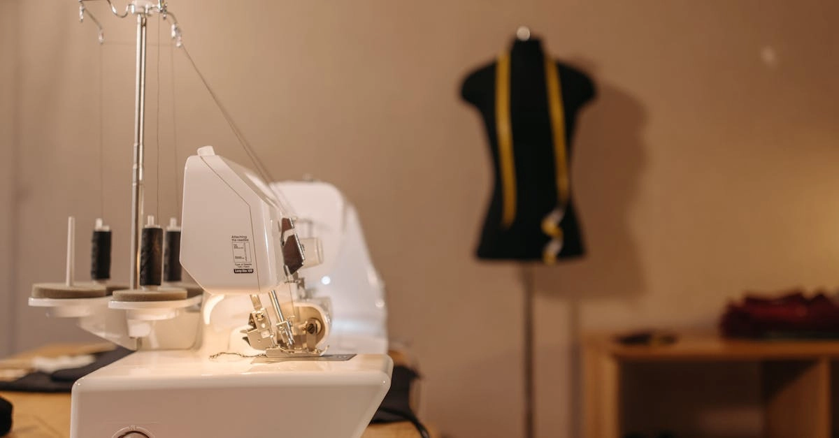 Мастер создает деревянный игровой автомат в столярной мастерской